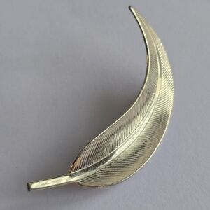 Vintage leaf brooch gold tone Pin fall autumn jewelry leaves foliage nature
